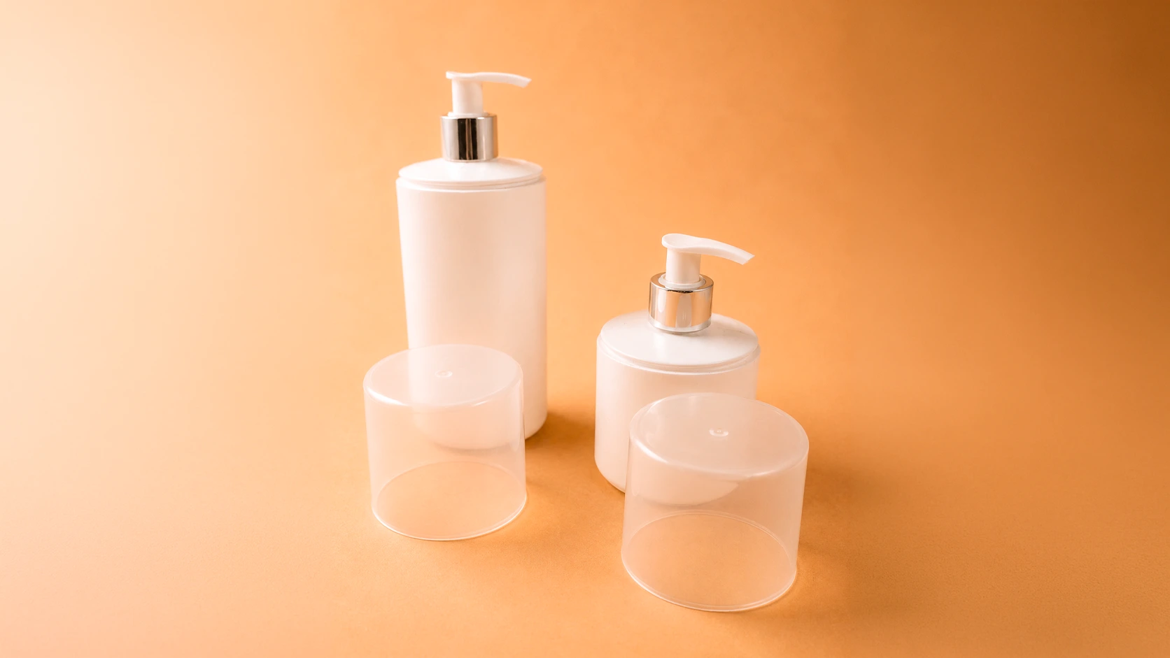 Botella Laurie blanca con dosificador plata brillante para cosméticos